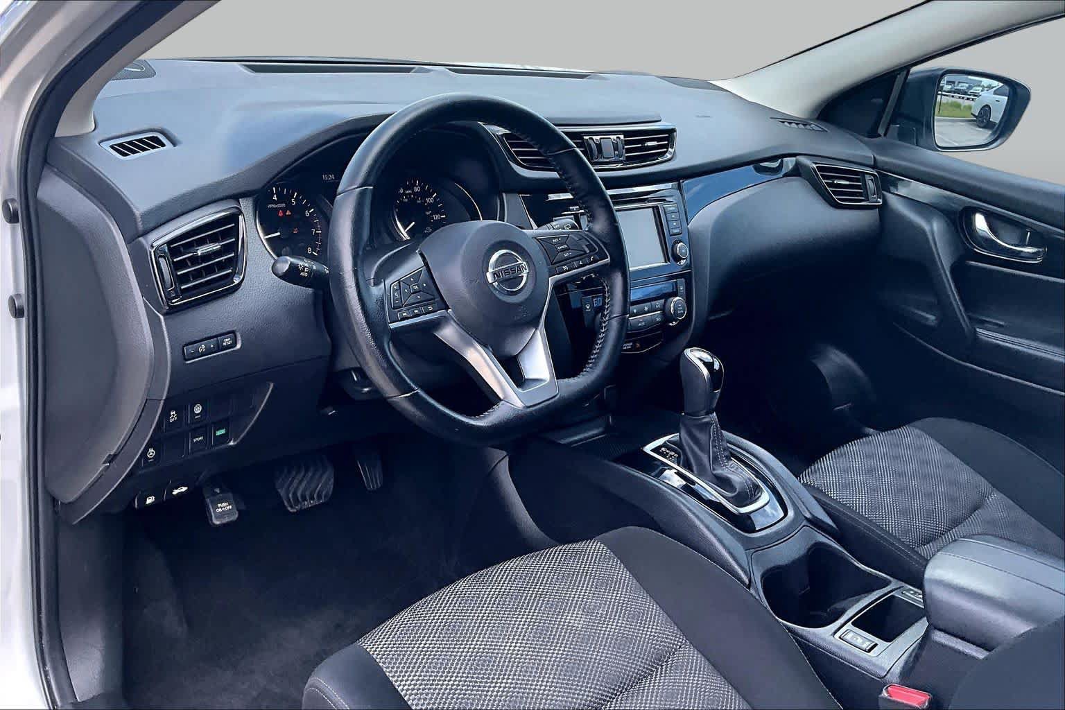 Used 2022 Nissan Rogue Sport SV FWD image 17