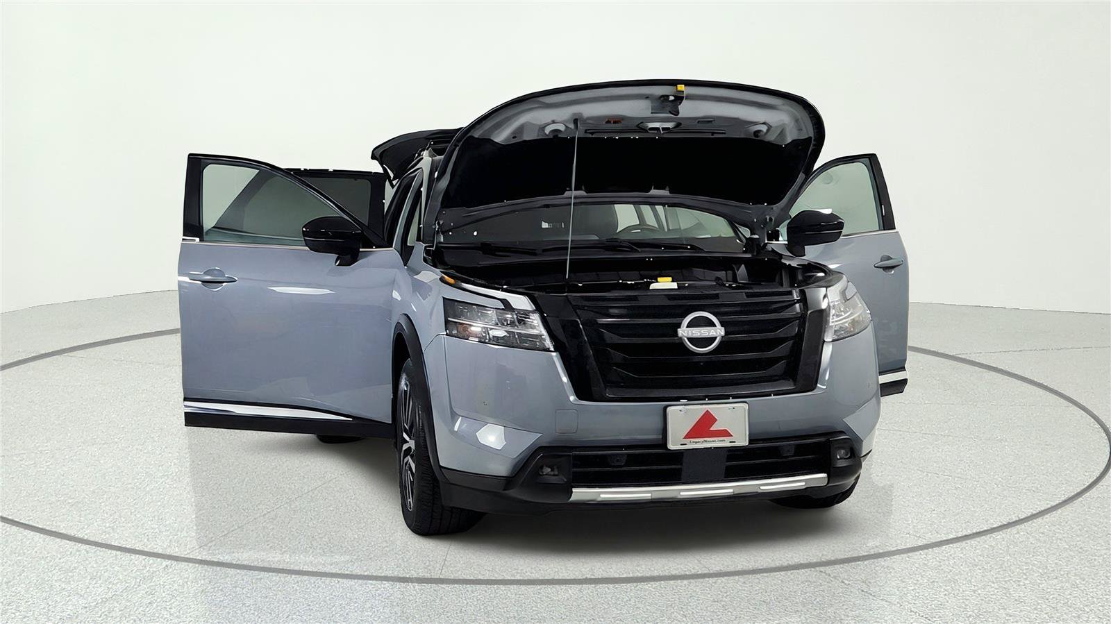 Used 2024 Nissan Pathfinder Platinum w/ Black Appearance Package AWD/4WD image 9