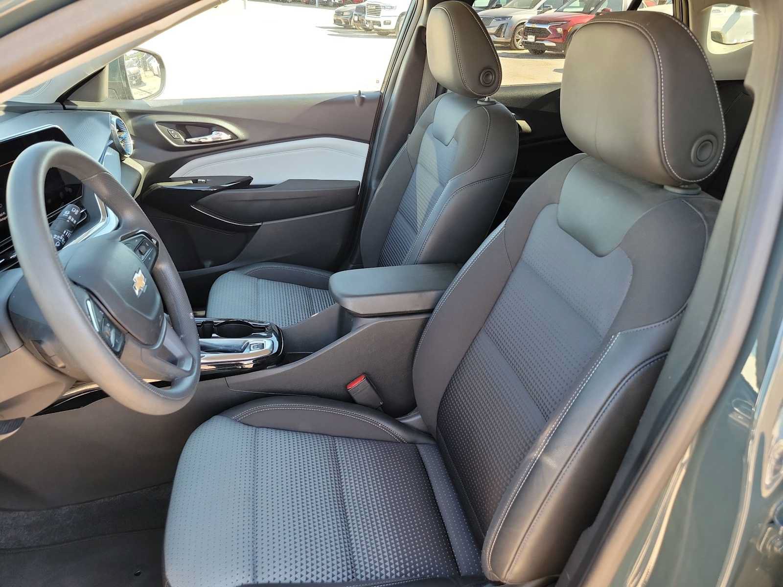Used 2025 Chevrolet Trax LT FWD image 15