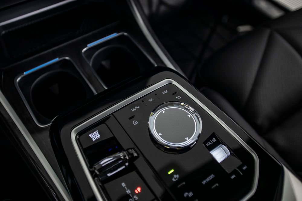 Used 2025 BMW 740i w/ Premium Package RWD image 33