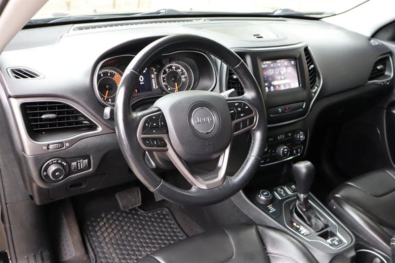 Used 2019 Jeep Cherokee Latitude Plus w/ Cold Weather Group AWD/4WD image 8
