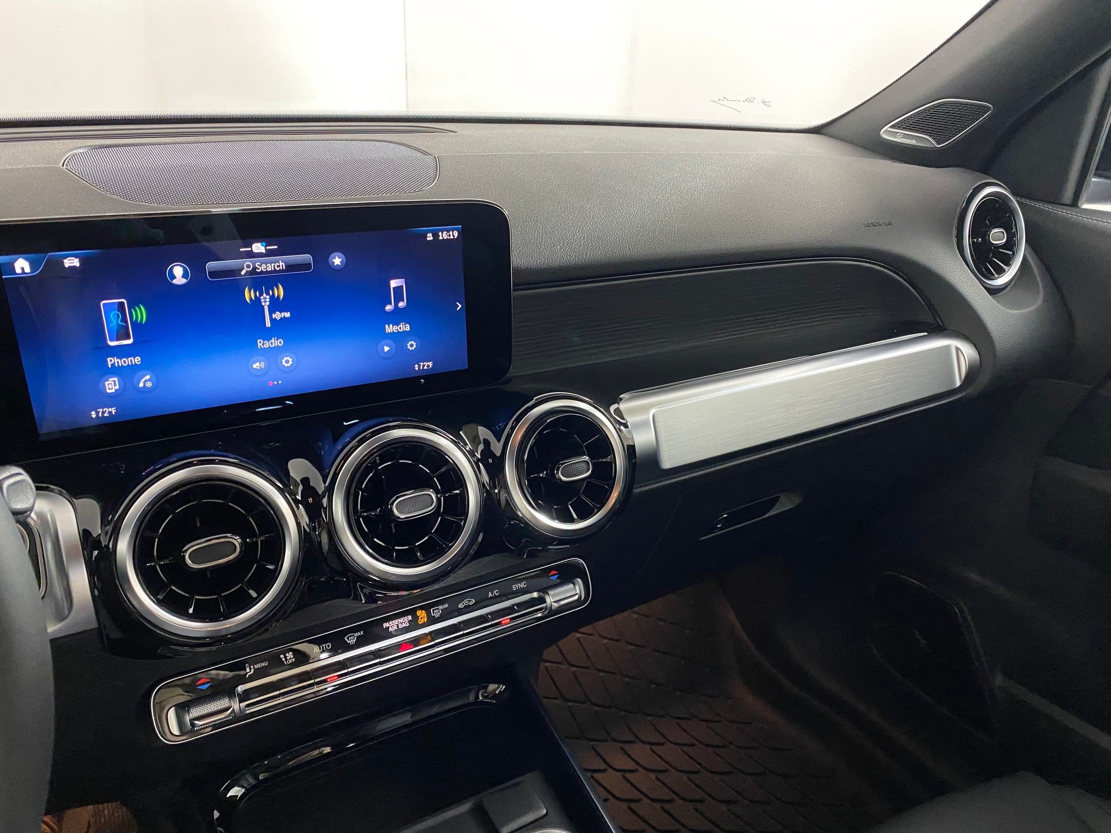 Used 2026 Mercedes-Benz GLB 250 4MATIC image 24