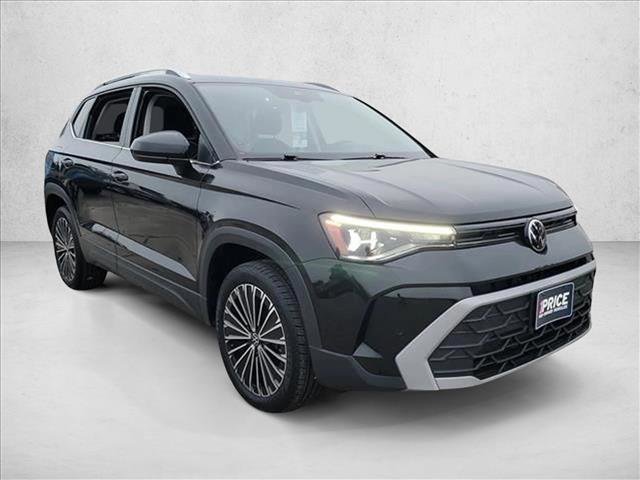 Used 2025 Volkswagen Taos SE w/ Panoramic Sunroof Package image 3