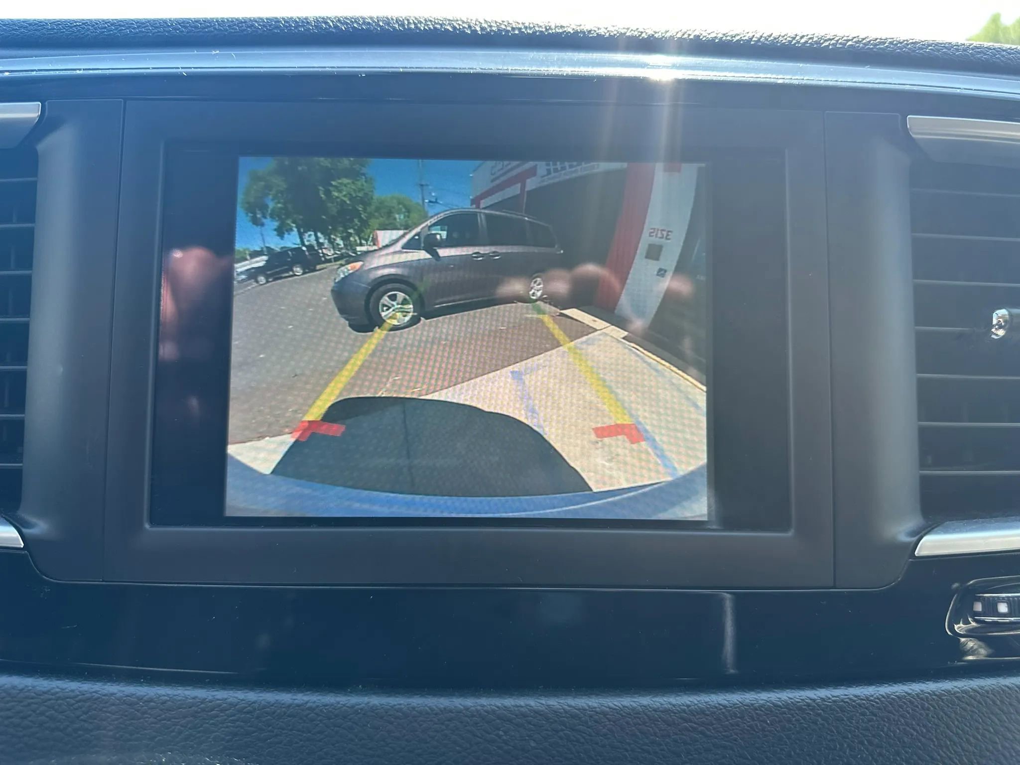 Used 2020 Chrysler Pacifica Touring-L FWD image 16