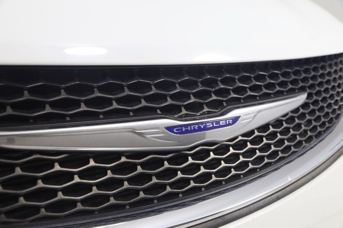 Used 2020 Chrysler Pacifica Touring FWD image 16