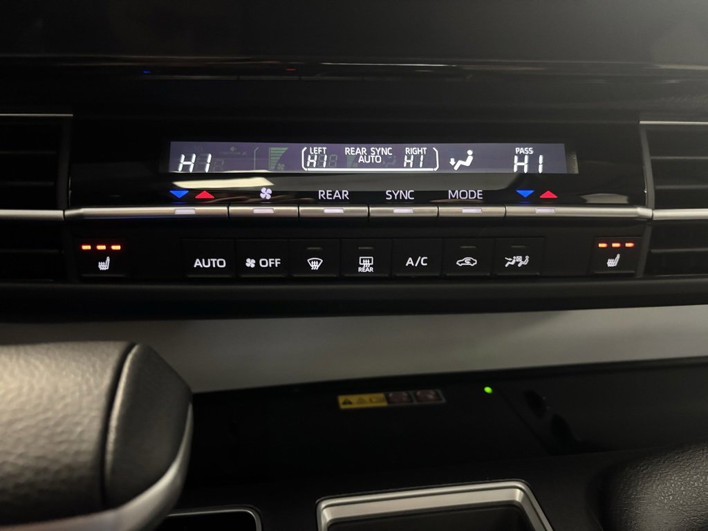 Used 2025 Toyota Sienna XLE image 4