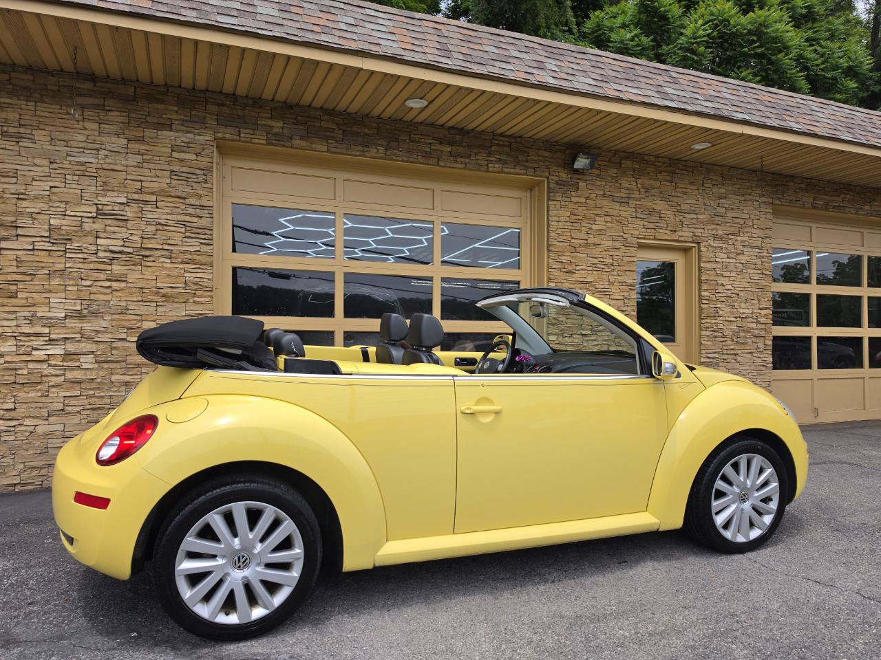 Used 2008 Volkswagen Beetle SE FWD image 8