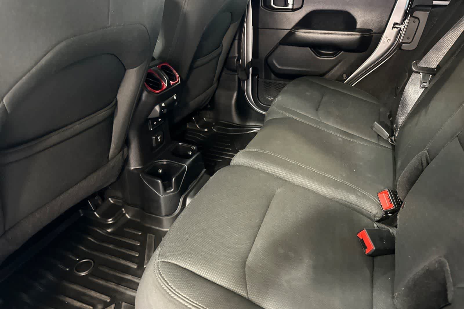 Used 2018 Jeep Wrangler Unlimited Sahara AWD/4WD image 5