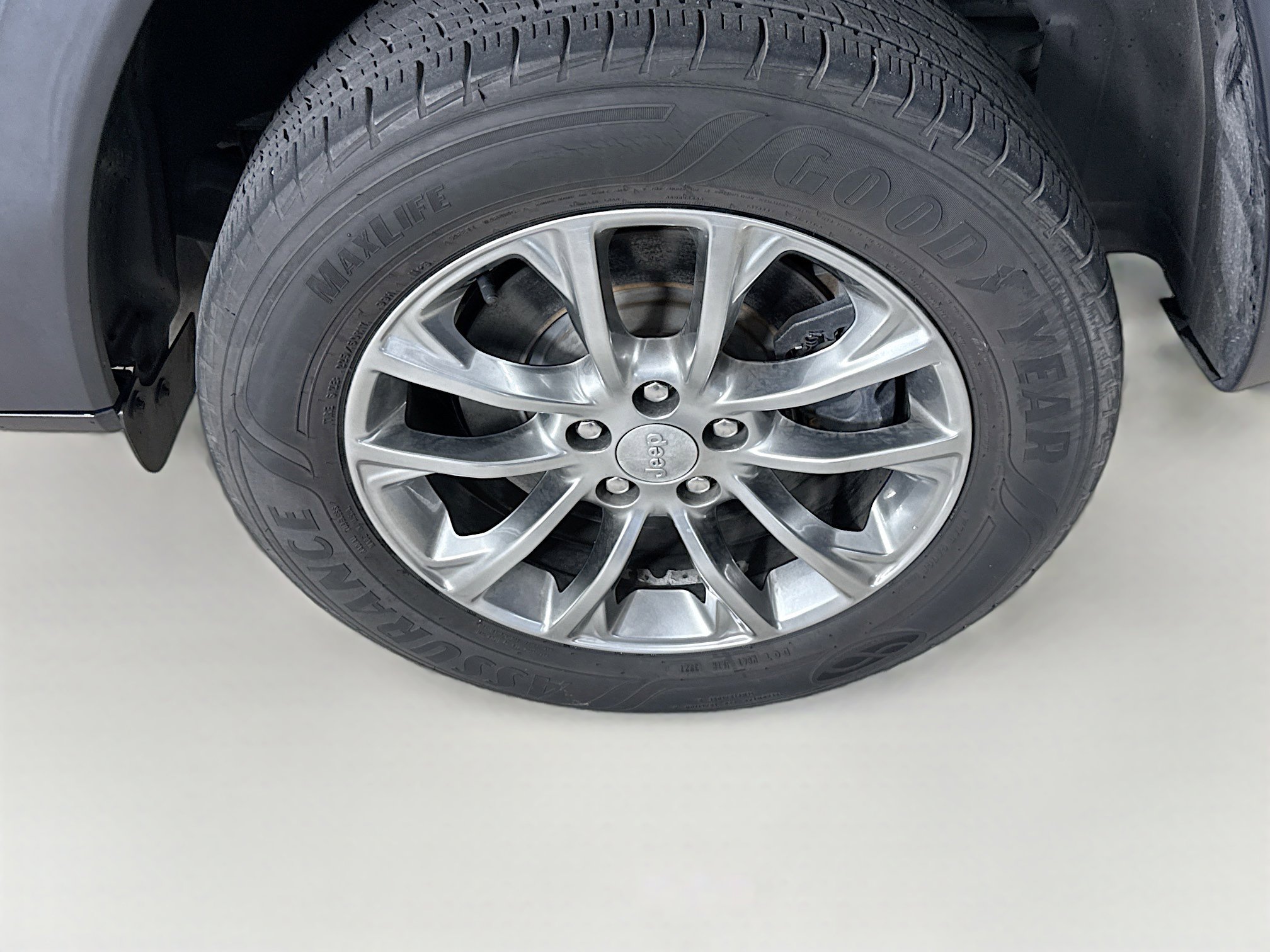 Used 2021 Jeep Cherokee Latitude Lux FWD image 36
