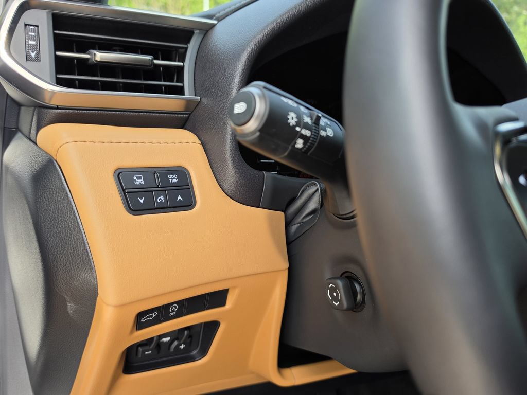Used 2026 Lexus LX 600 4WD w/ Accessory Package (2T) image 22
