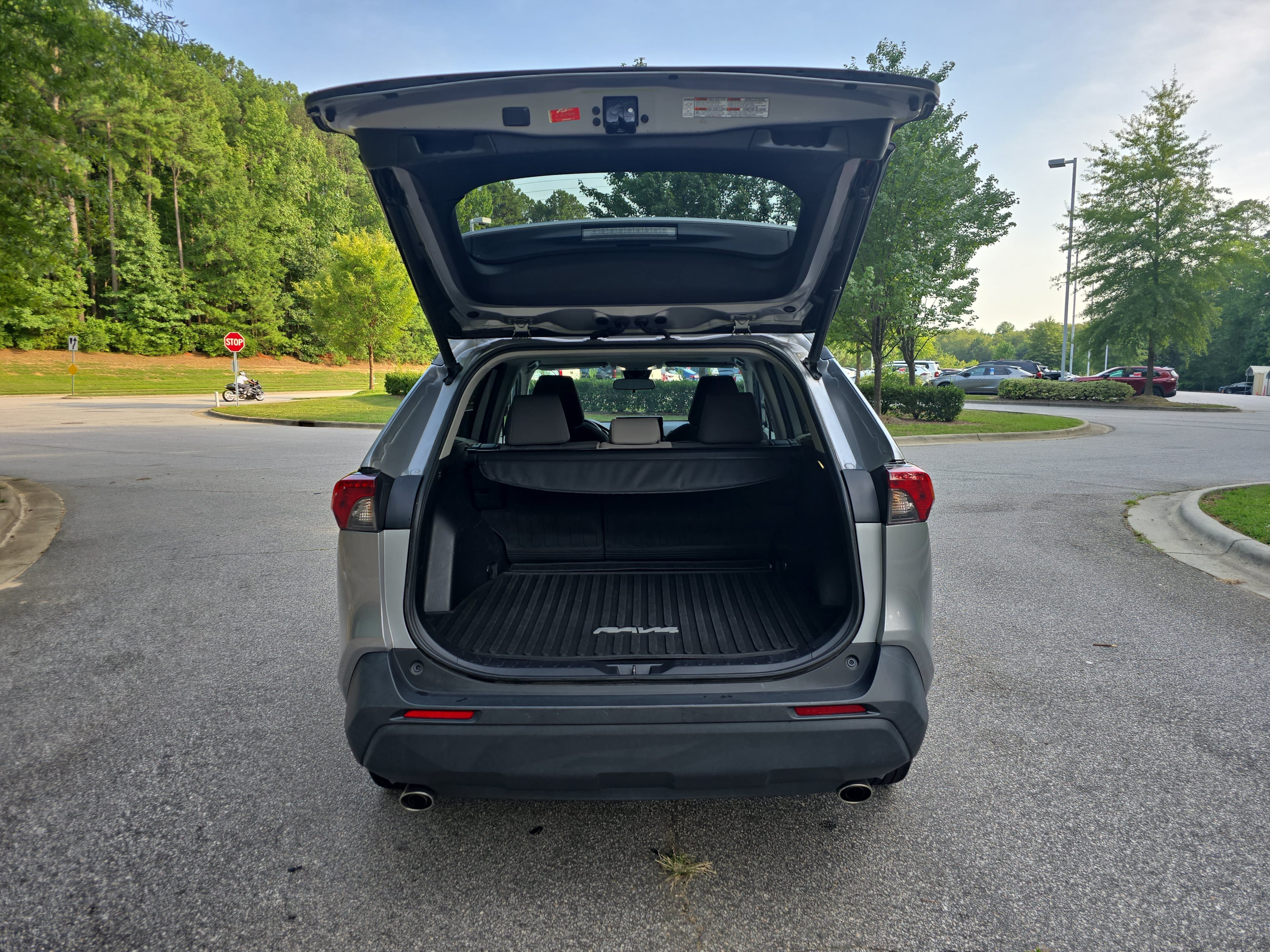 Used 2022 Toyota RAV4 XLE w/ Convenience Package FWD image 12