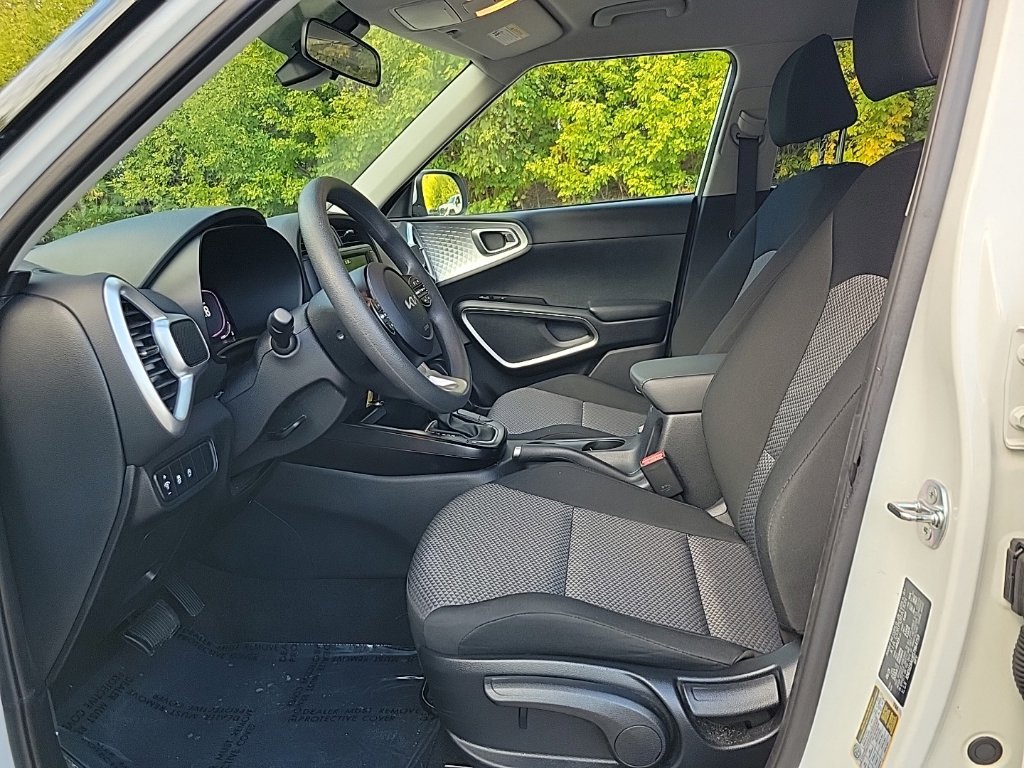 Used 2025 Kia Soul LX w/ LX Technology Package FWD image 29