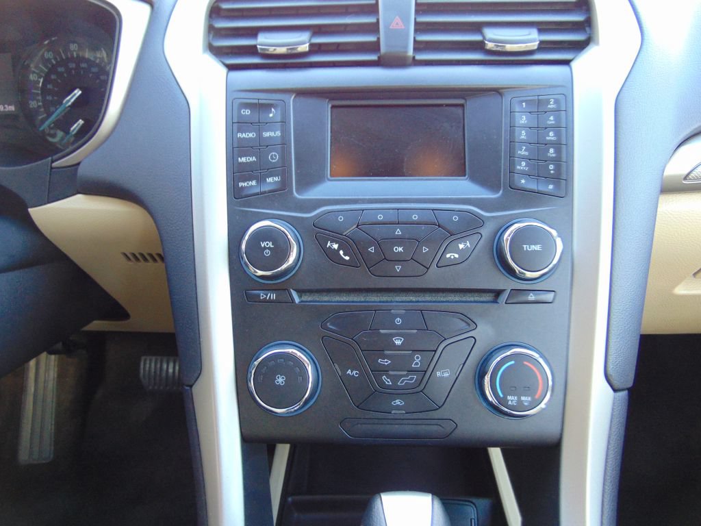 Used 2015 Ford Fusion SE FWD image 18