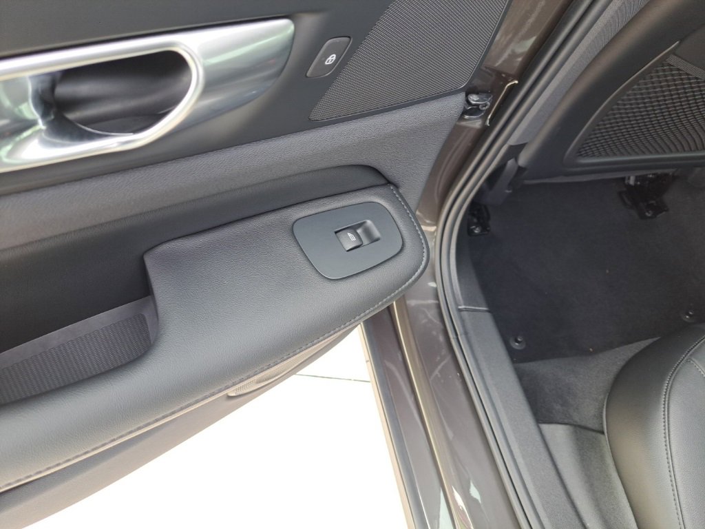 Used 2025 Volvo S60 B5 Core image 11