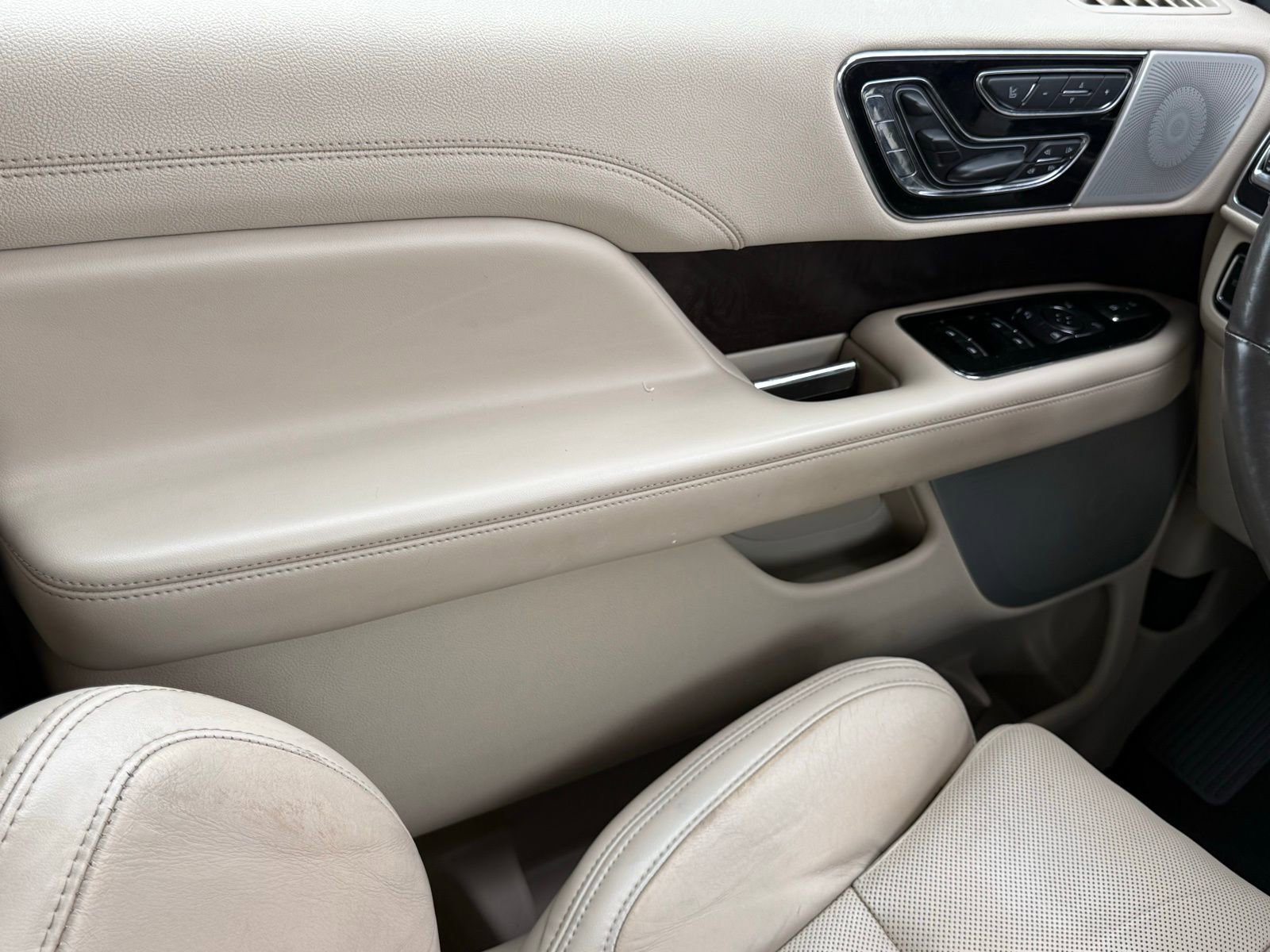 Used 2020 Lincoln Navigator Reserve w/ Luxury Package image 41