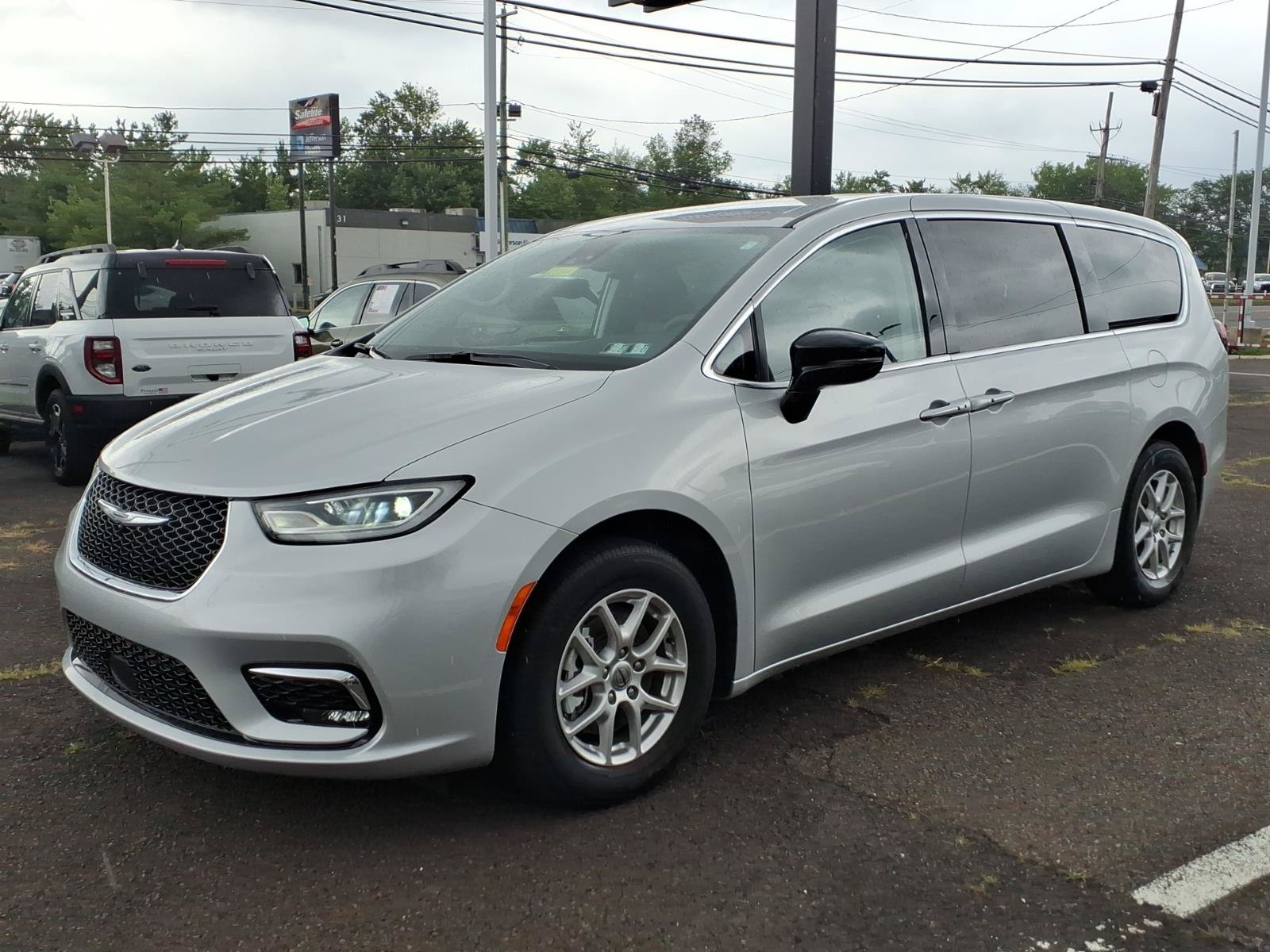 Used 2024 Chrysler Pacifica Touring-L FWD image 8