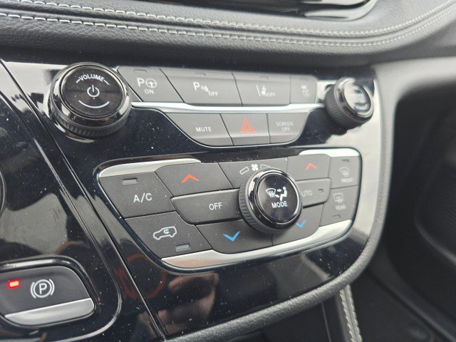 Used 2023 Chrysler Pacifica Limited w/ Uconnect Theater Family Group image 35