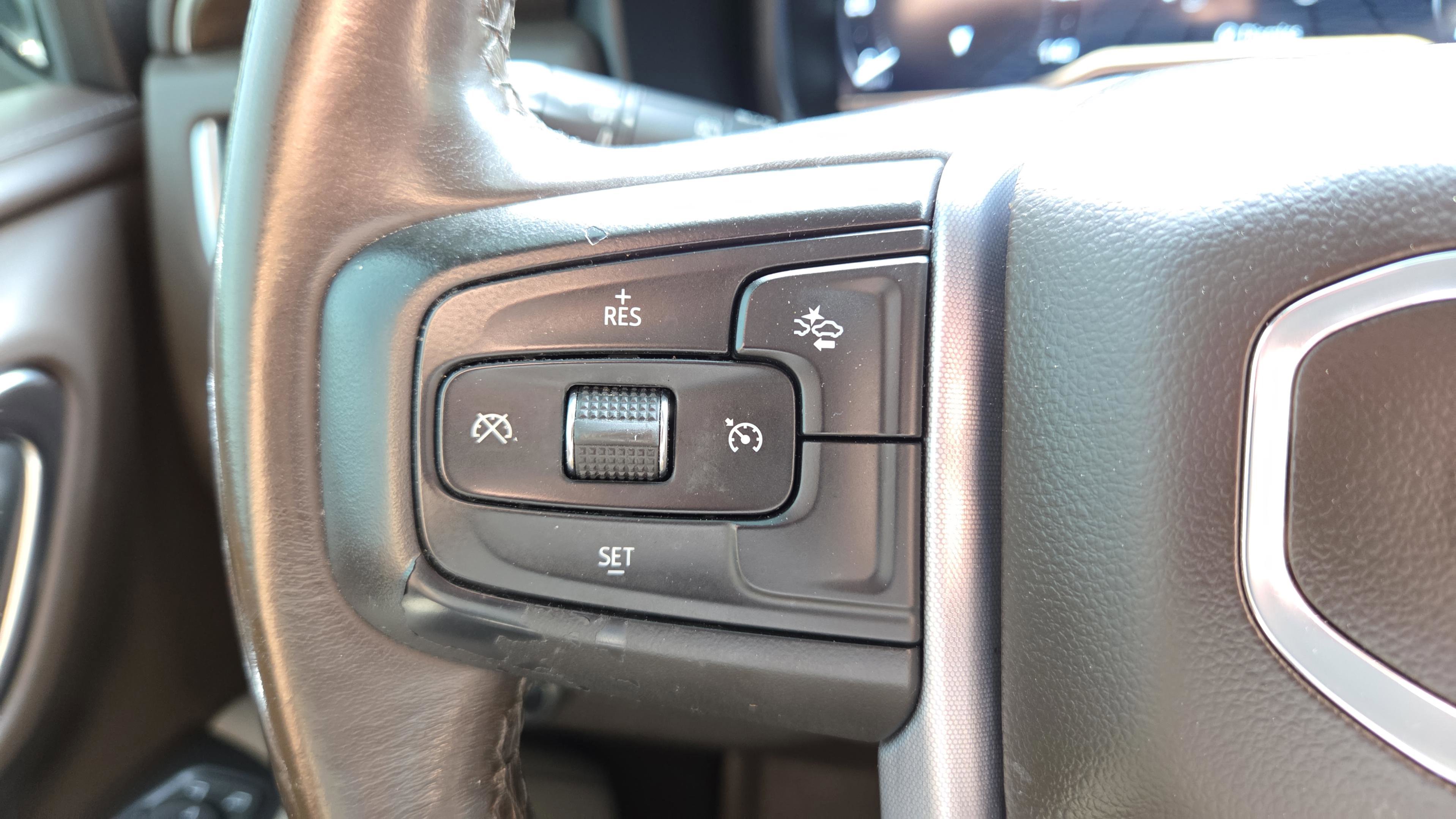 Used 2022 GMC Yukon SLE image 30