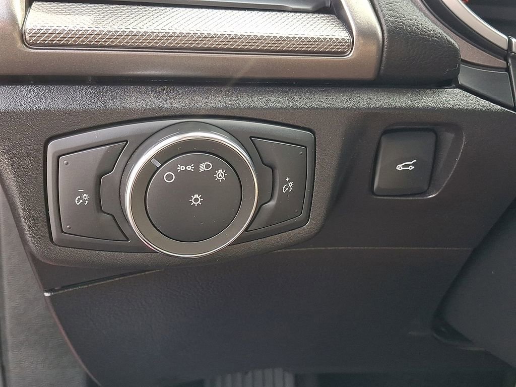 Used 2017 Ford Fusion SE w/ Fusion SE Technology Package FWD image 23