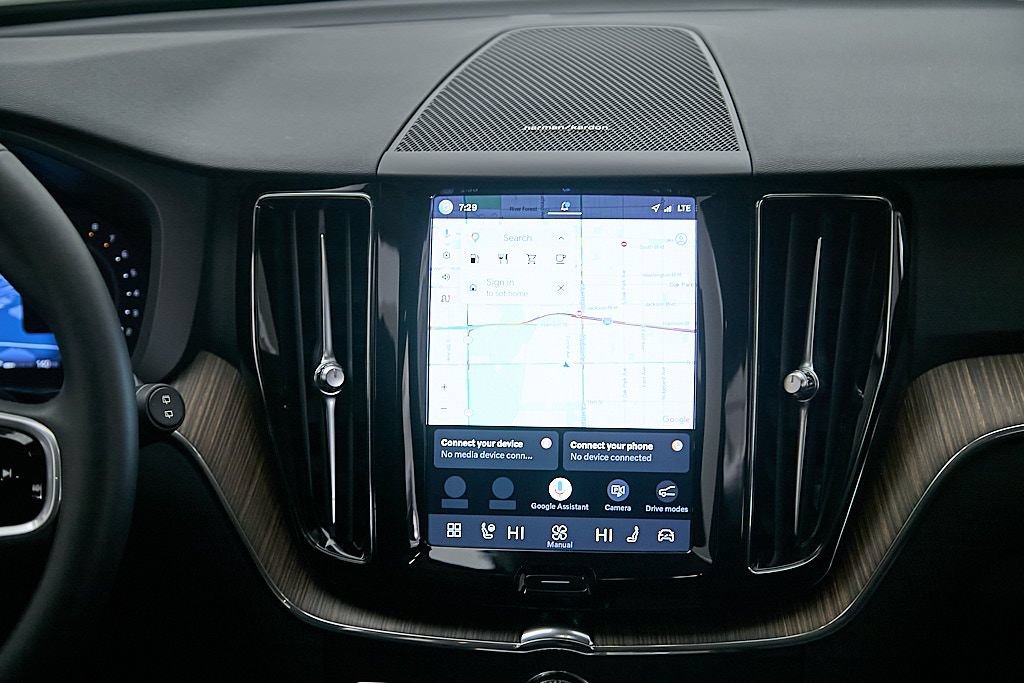 Certified 2023 Volvo XC60 B5 Plus w/ Climate Package AWD/4WD image 28