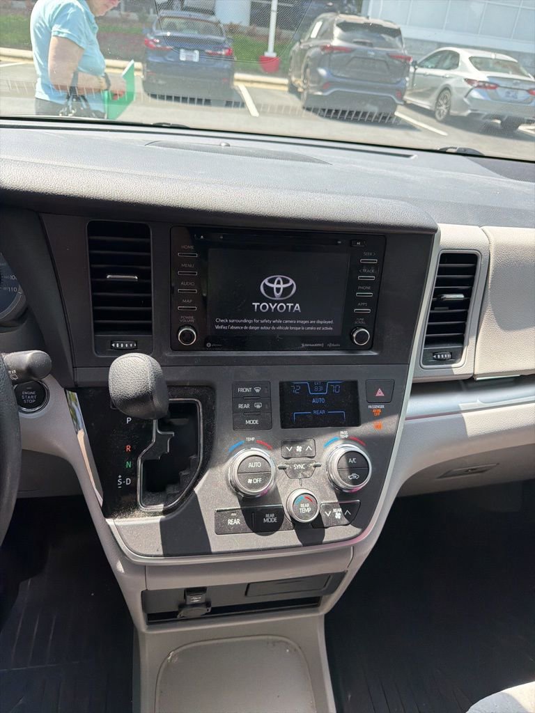 Used 2020 Toyota Sienna LE w/ LE Preferred Package FWD image 12