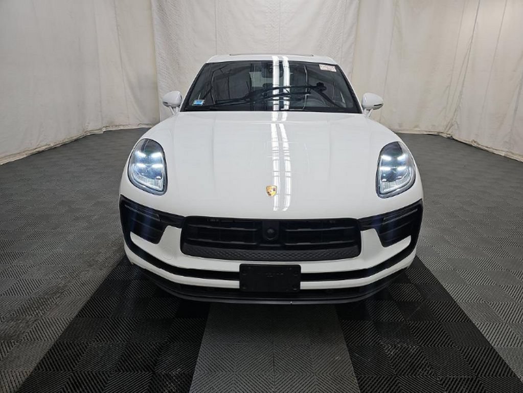 Used 2023 Porsche Macan AWD/4WD image 2