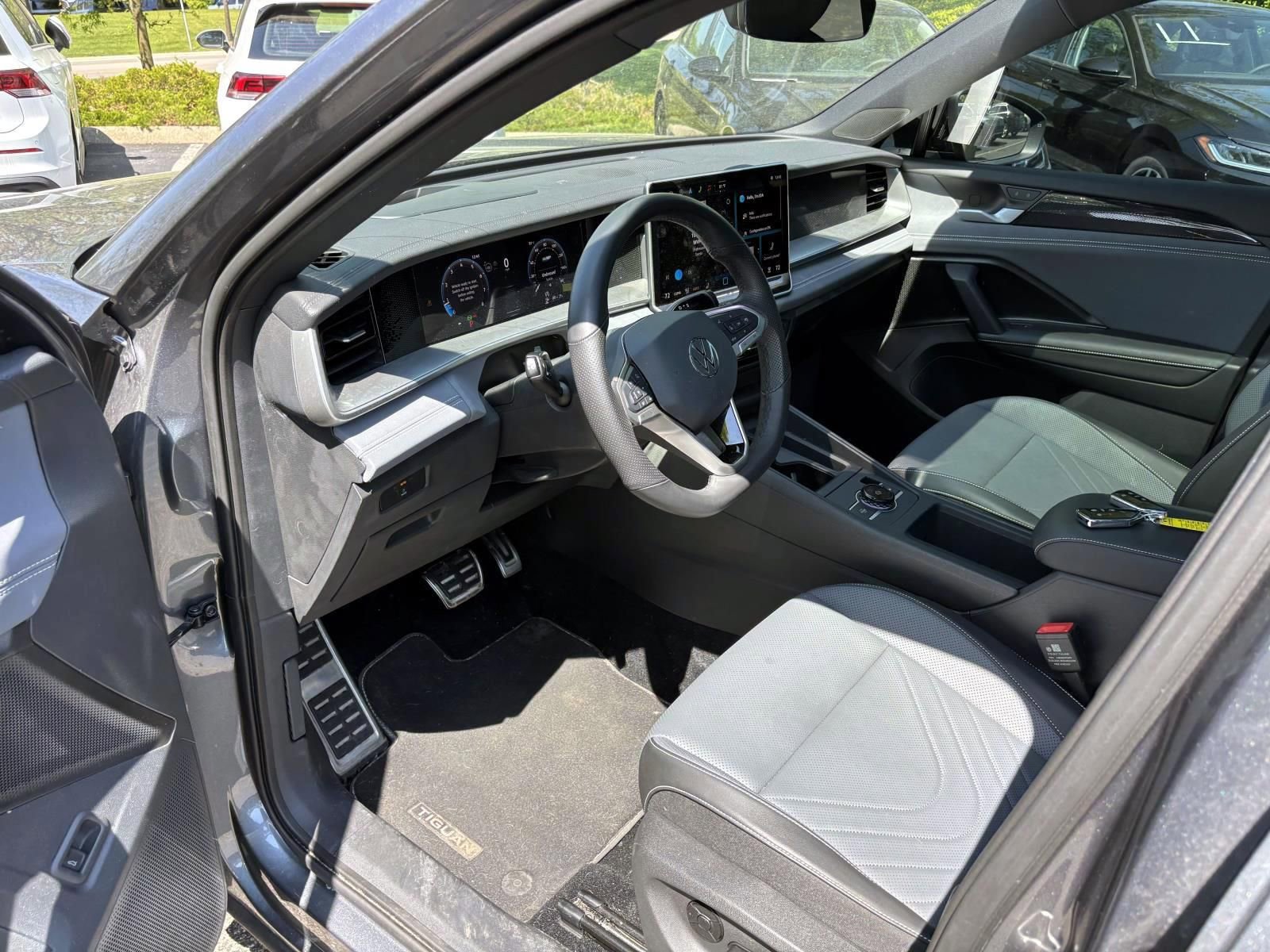 Used 2025 Volkswagen Tiguan SE R-Line AWD/4WD image 24