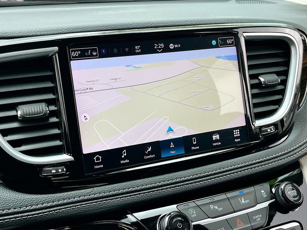 Certified 2024 Chrysler Pacifica Limited image 13