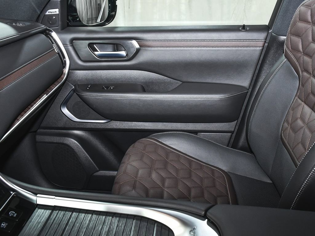 Used 2025 Nissan Armada Platinum Reserve AWD/4WD image 47