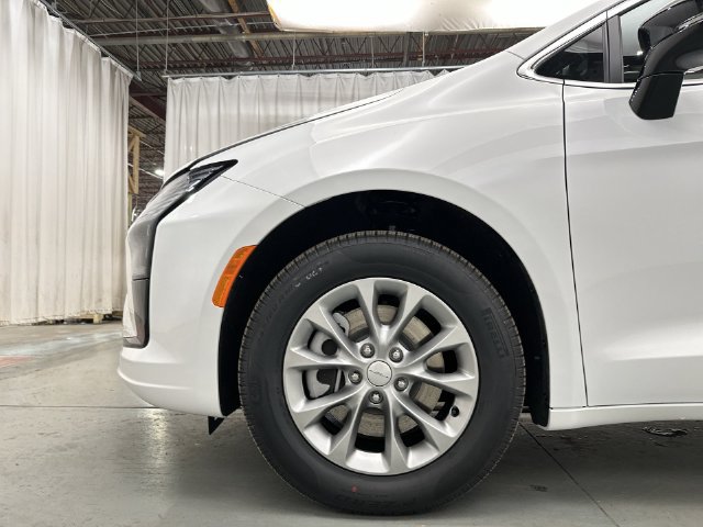 New 2027 Chrysler Pacifica Select AWD/4WD image 21
