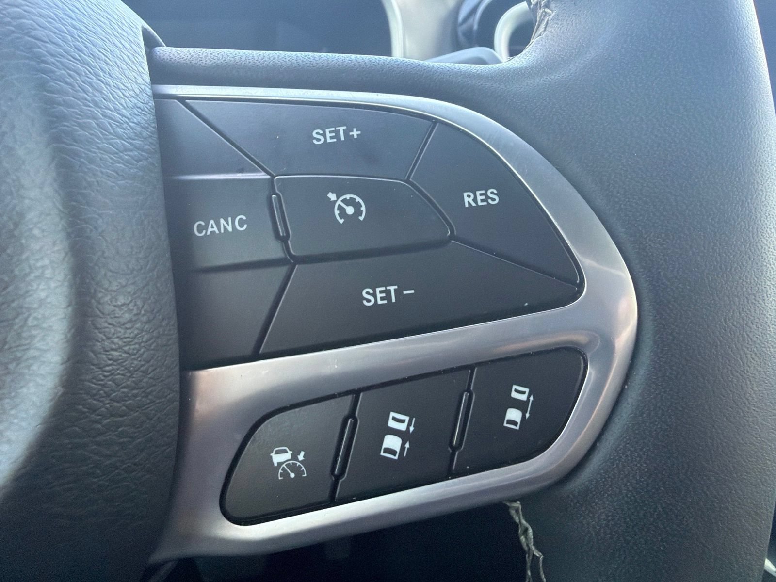 Used 2025 Chrysler Pacifica Select FWD image 23