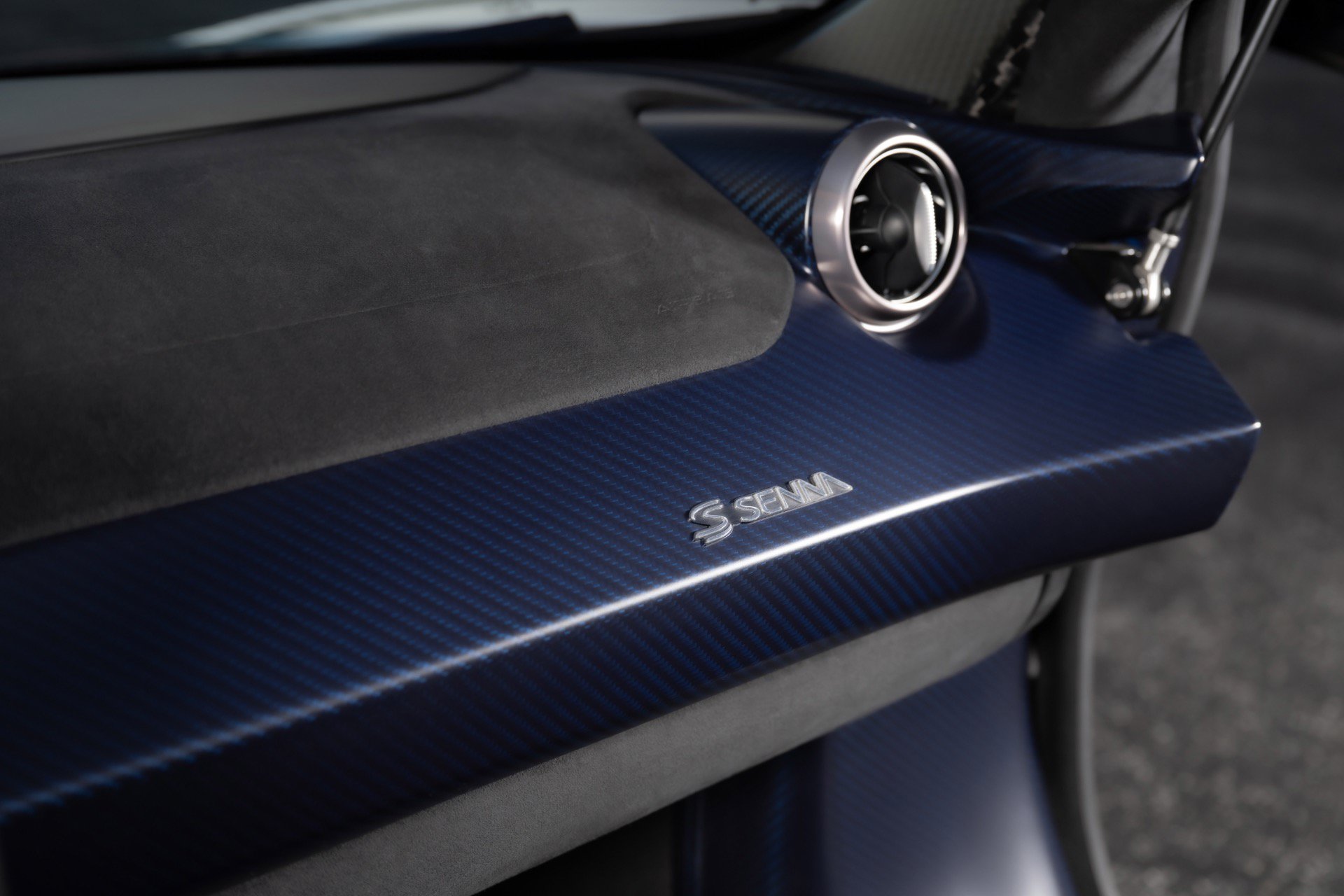 Used 2019 McLaren Senna RWD image 37