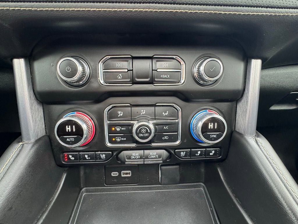 Used 2024 GMC Yukon SLT w/ SLT Luxury Package image 26