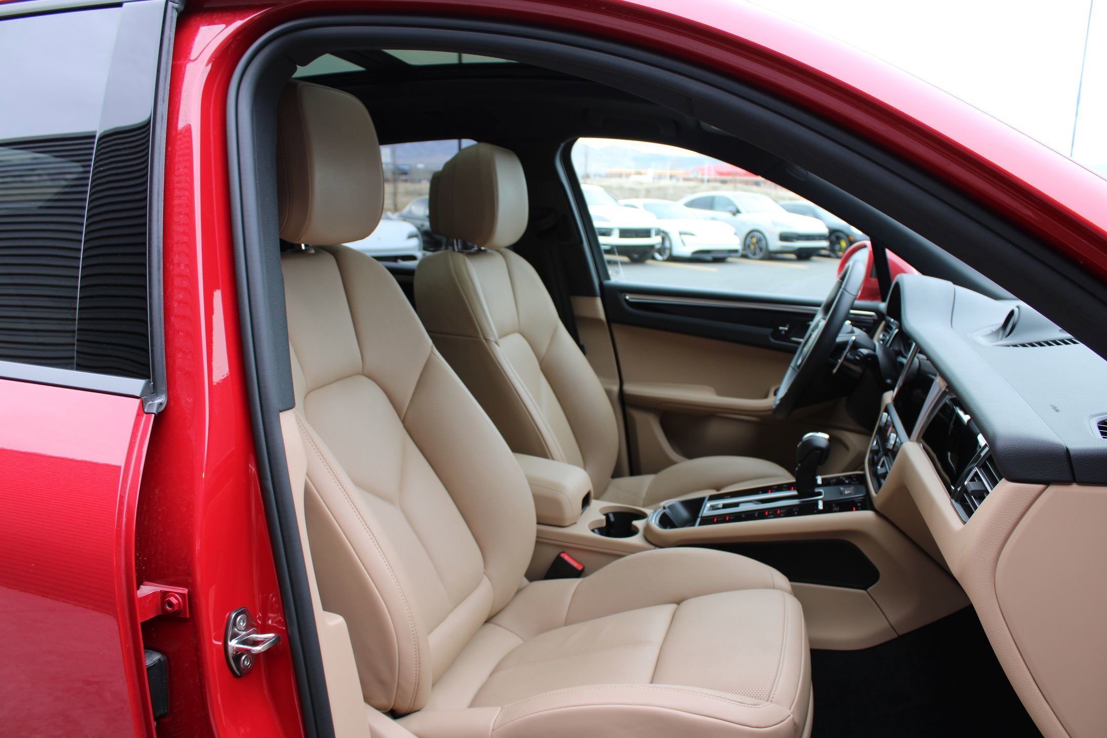 Used 2025 Porsche Macan image 25