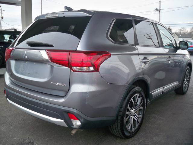 Used 2017 Mitsubishi Outlander ES AWD/4WD image 3