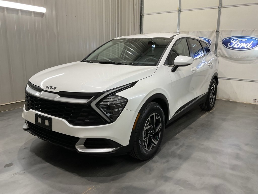 Used 2025 Kia Sportage LX image 3