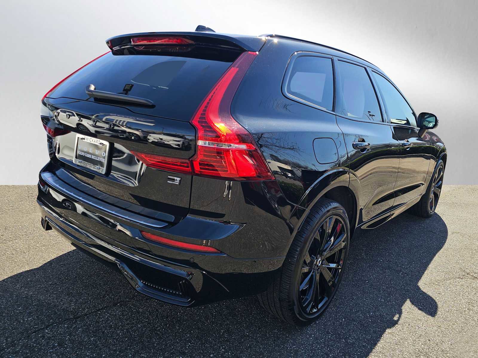 Certified 2024 Volvo XC60 T8 Ultimate w/ Protection Package Premier AWD/4WD image 4