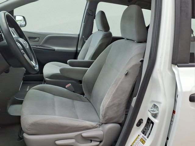 Used 2020 Toyota Sienna L FWD image 12