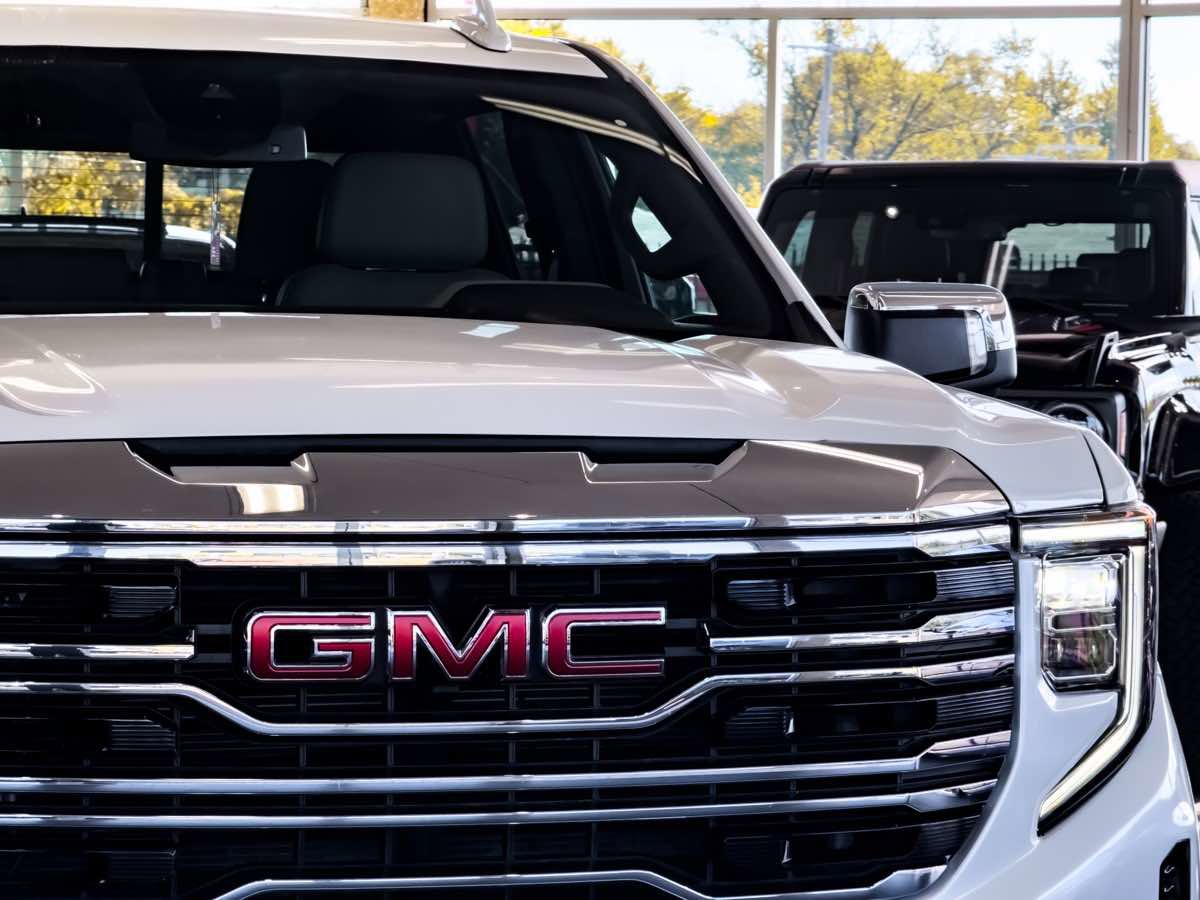 Used 2024 GMC Sierra 1500 SLT w/ SLT Convenience Package image 23