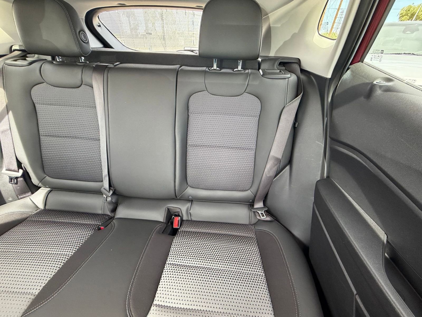 Used 2025 Chevrolet Trax LT FWD image 36