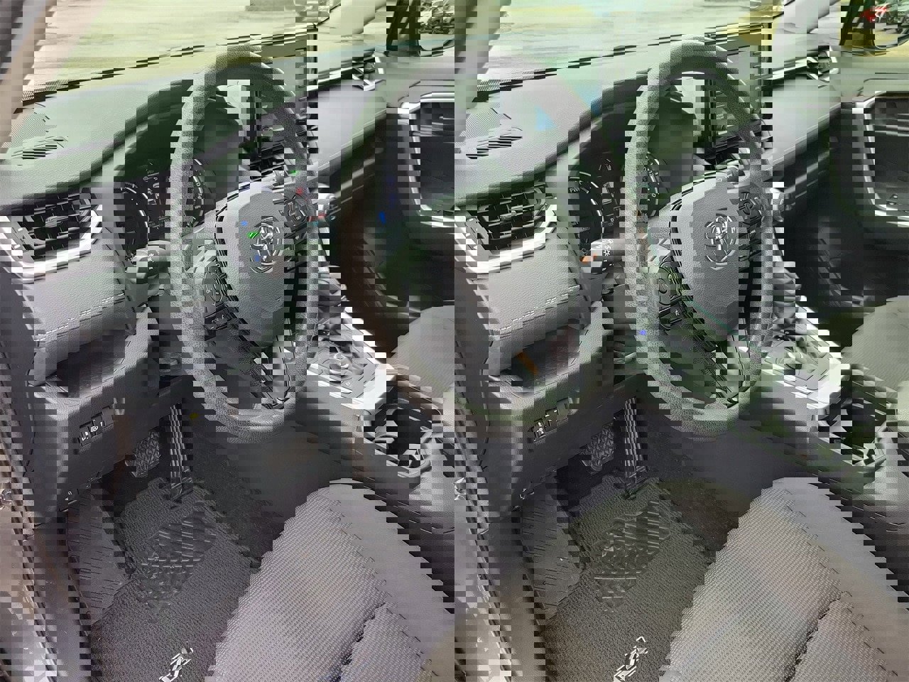 Used 2019 Toyota RAV4 LE image 15