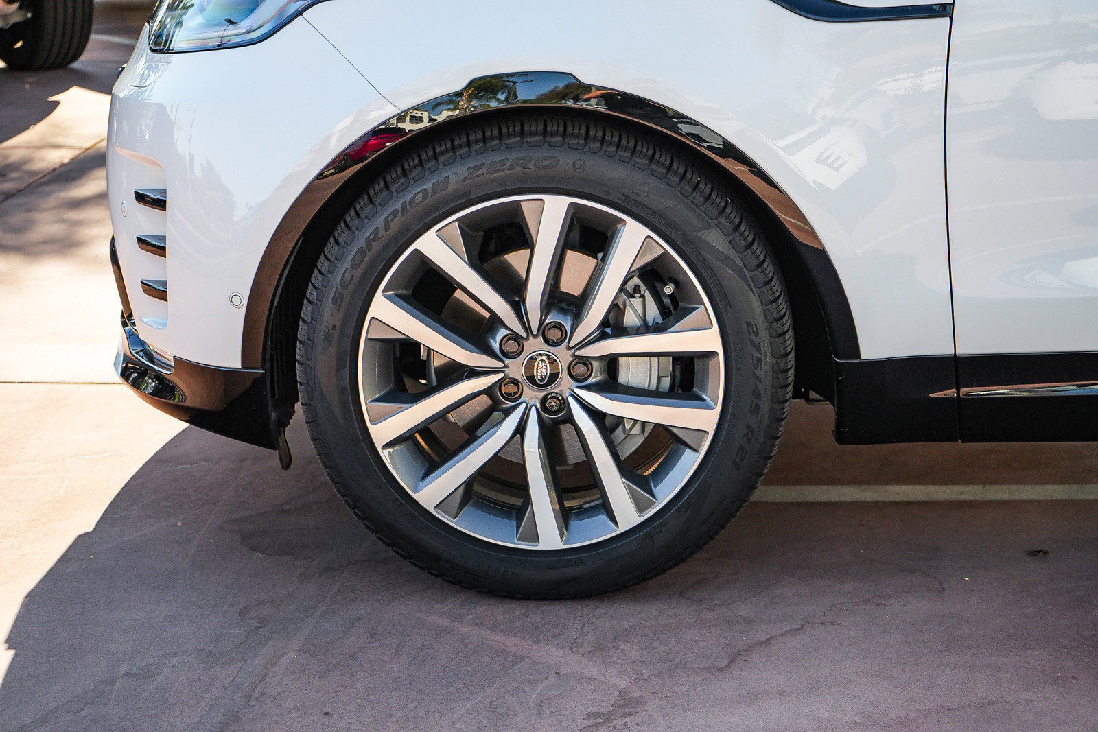 Certified 2025 Land Rover Discovery Dynamic SE AWD/4WD image 8