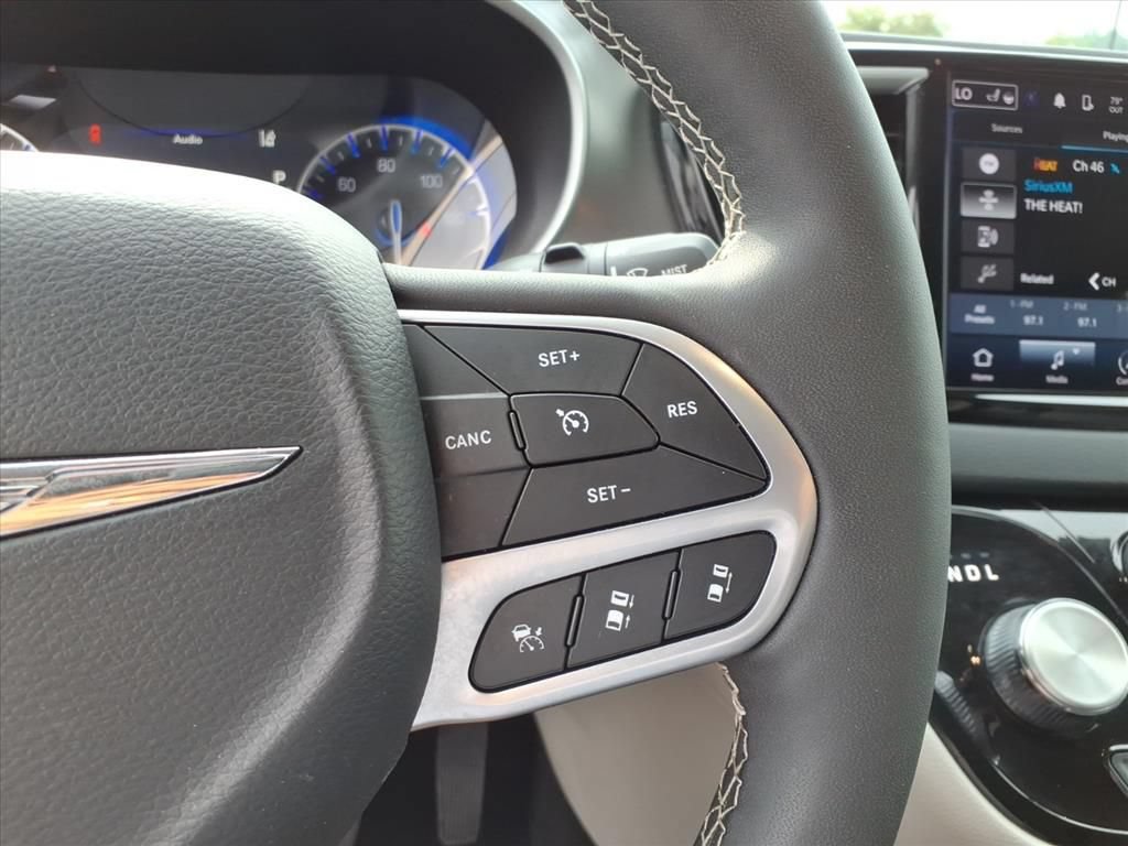 Used 2024 Chrysler Pacifica Touring-L FWD image 15