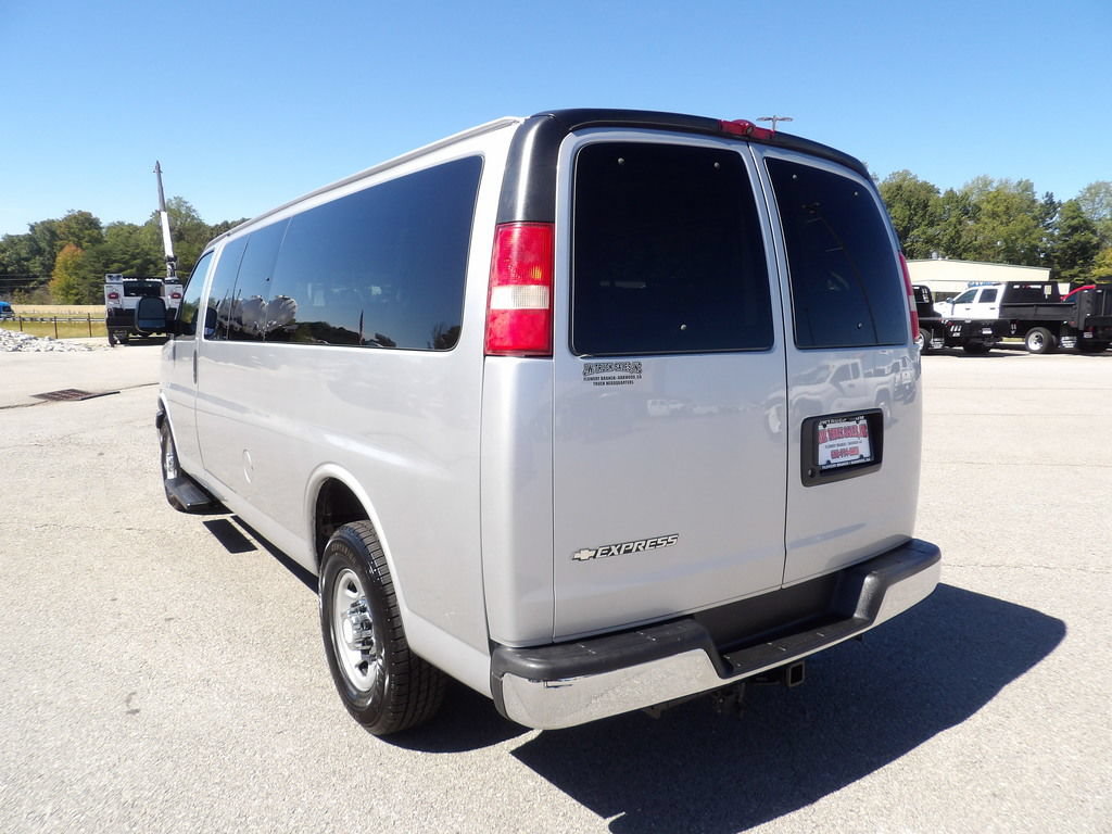 Used 2017 Chevrolet Express 3500 LT w/ LT Preferred Equipment Group RWD image 4