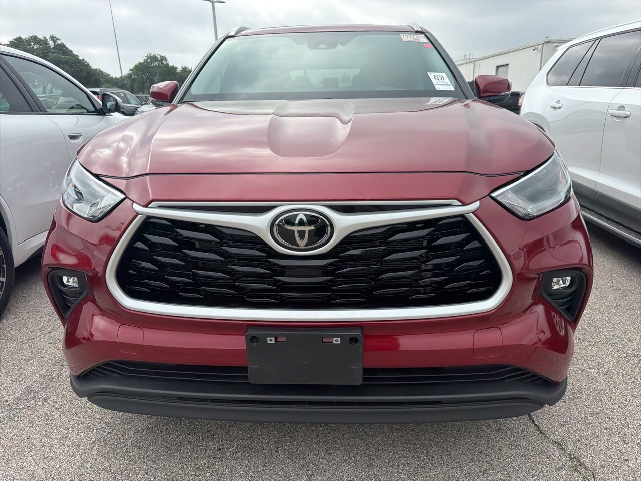 Used 2024 Toyota Highlander XLE FWD image 2