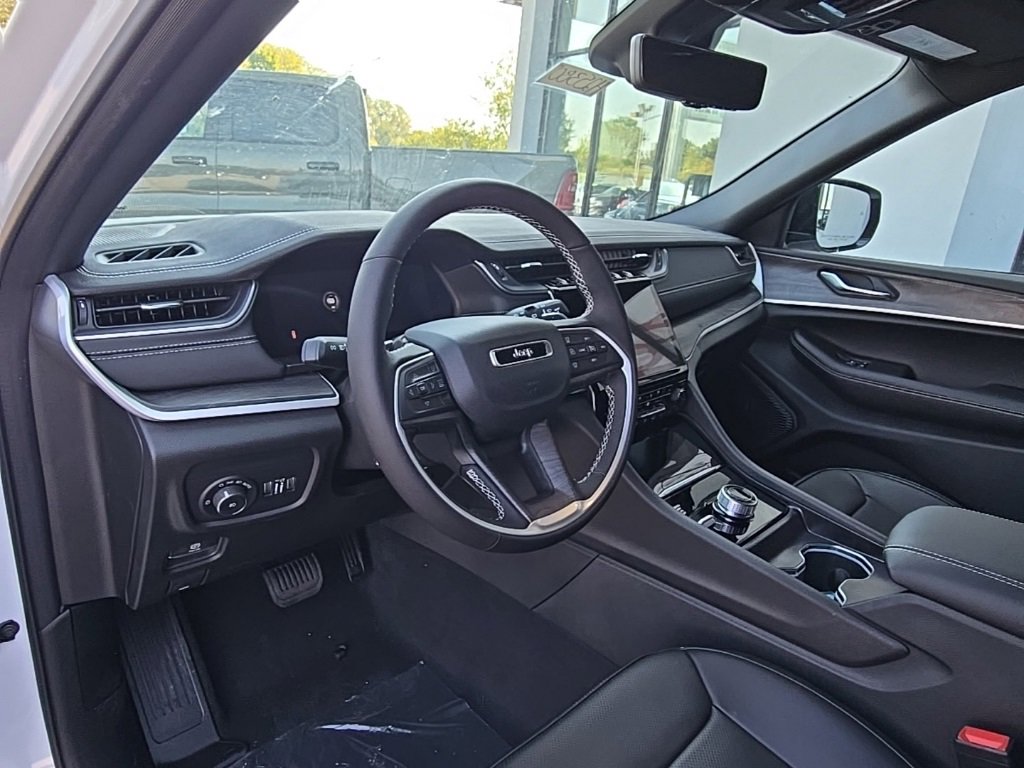 New 2025 Jeep Grand Cherokee Limited w/ Luxury Tech Group II image 32