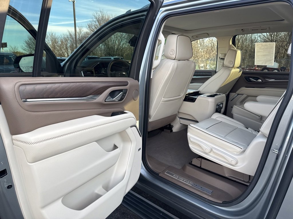 Used 2023 GMC Yukon XL Denali image 16