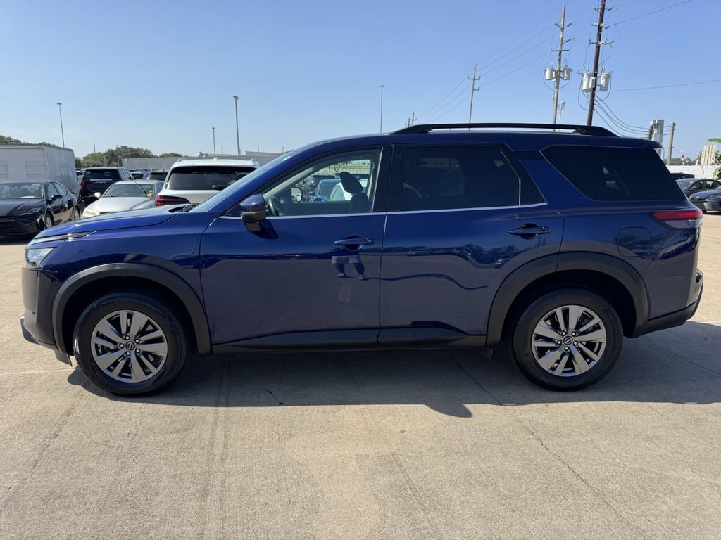 Used 2025 Nissan Pathfinder SV FWD image 4