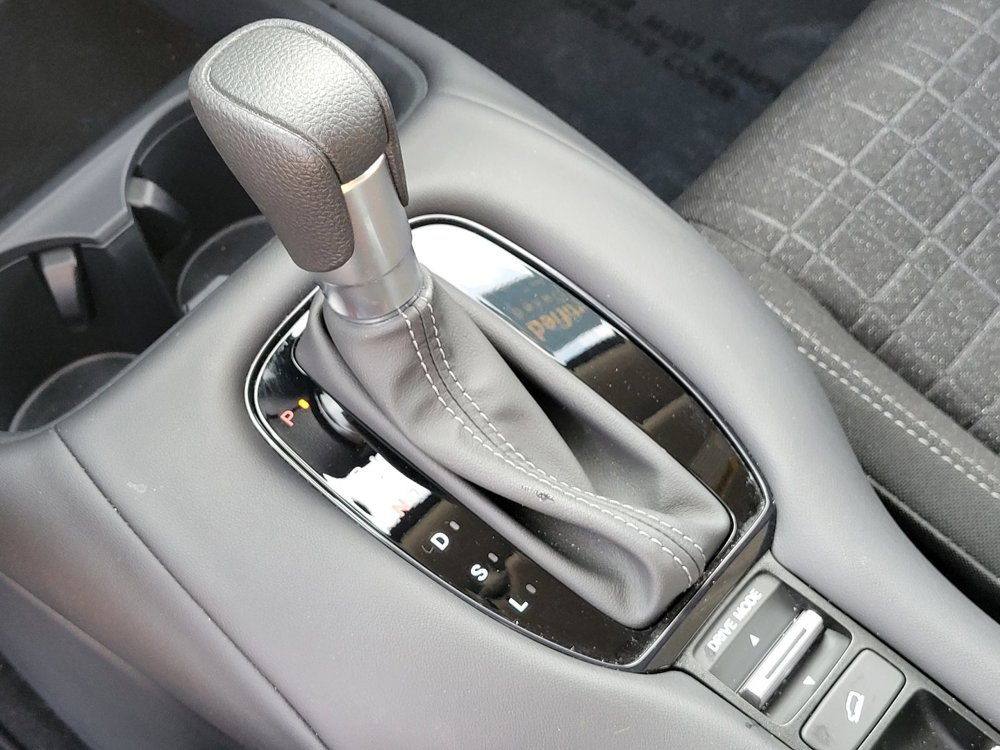 Certified 2025 Honda HR-V LX image 28