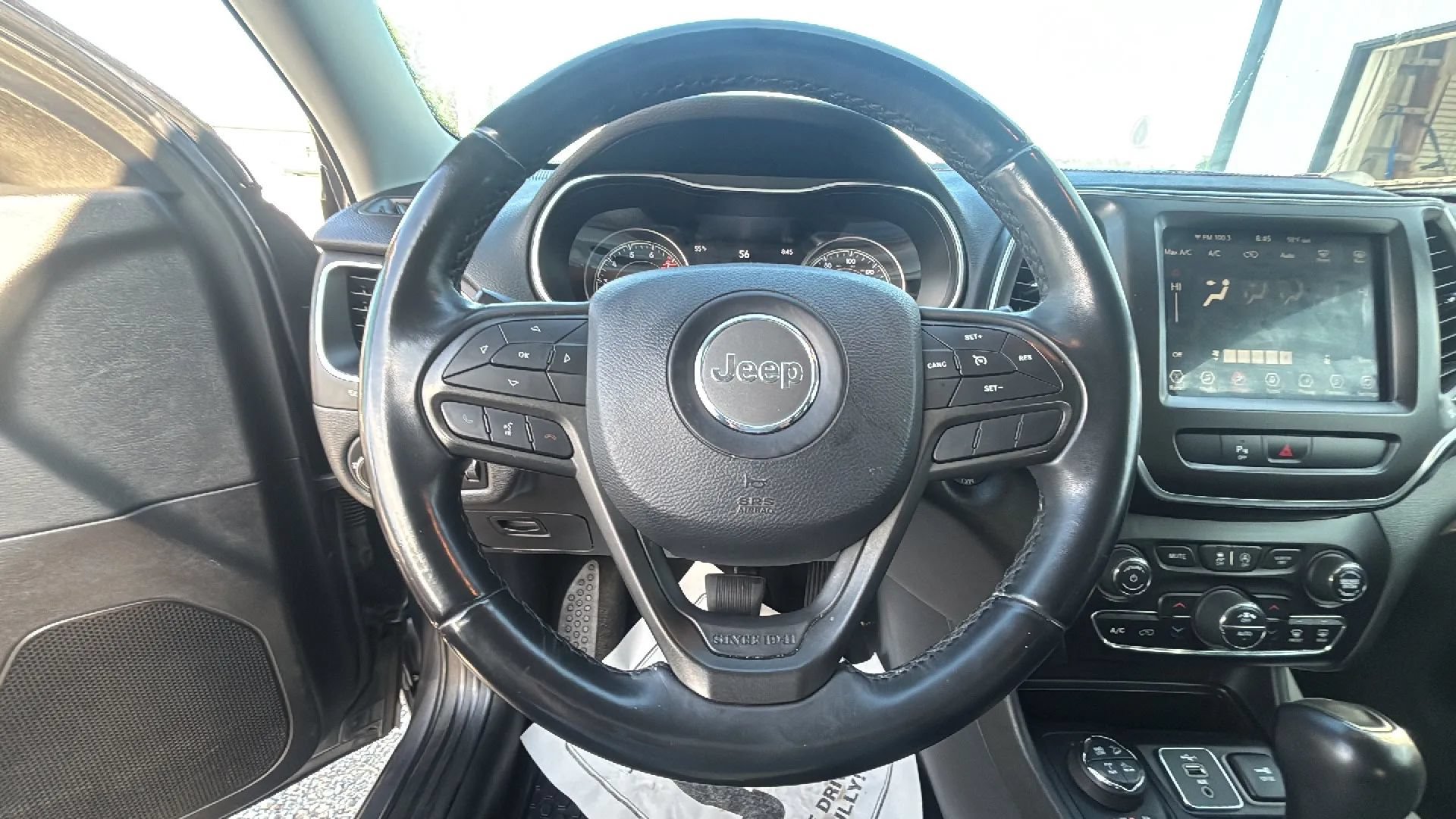 Used 2019 Jeep Cherokee Trailhawk AWD/4WD image 23
